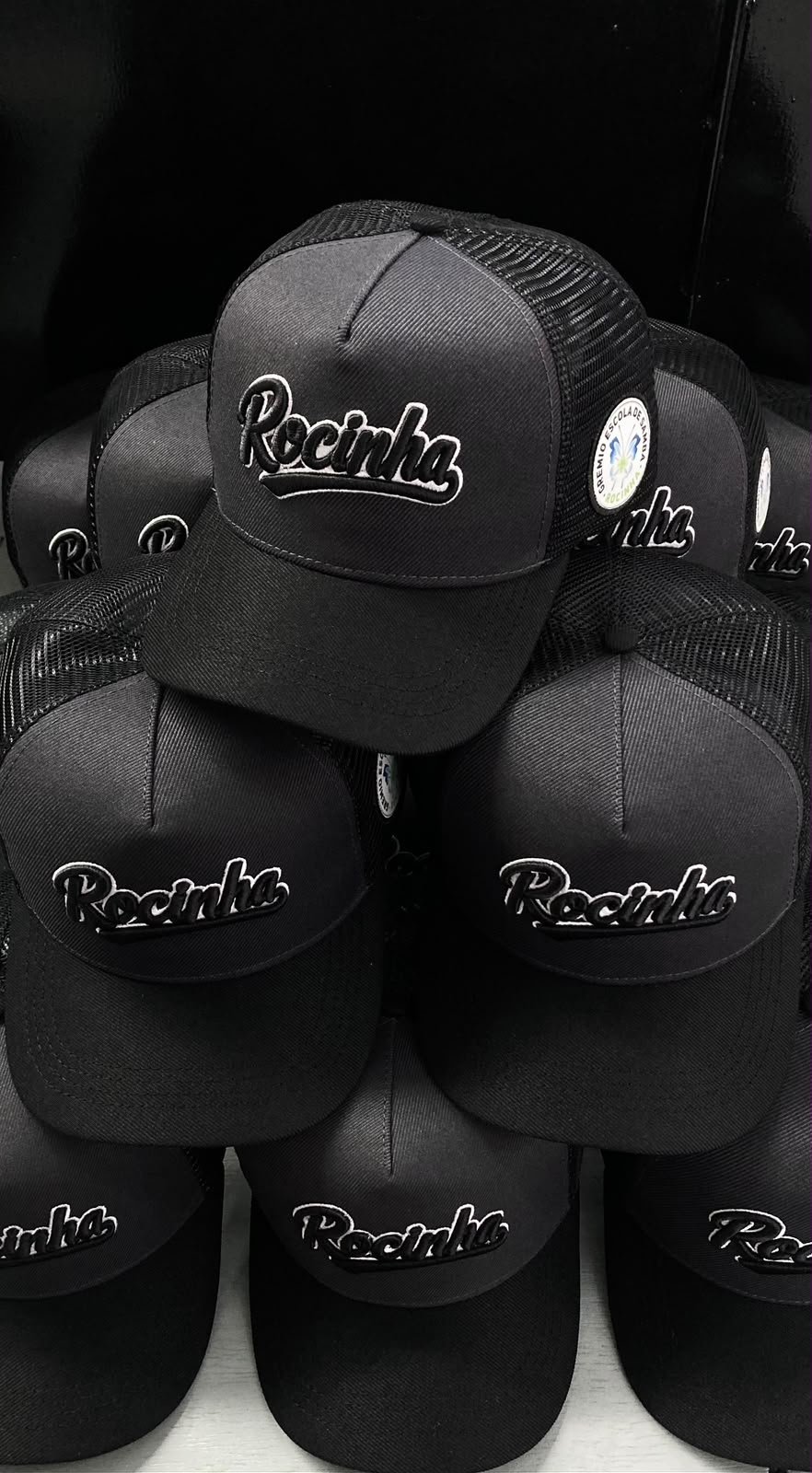 Boné trucker todo preto com a identidade da Rocinha bordada na frente