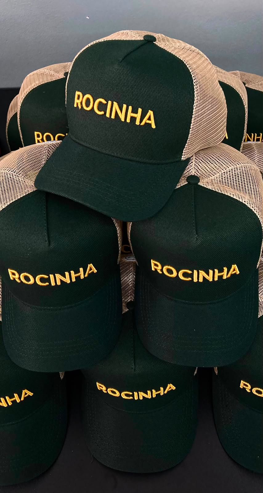 Boné trucker verde musgo com tela creme e bordado ROCINHA dourado