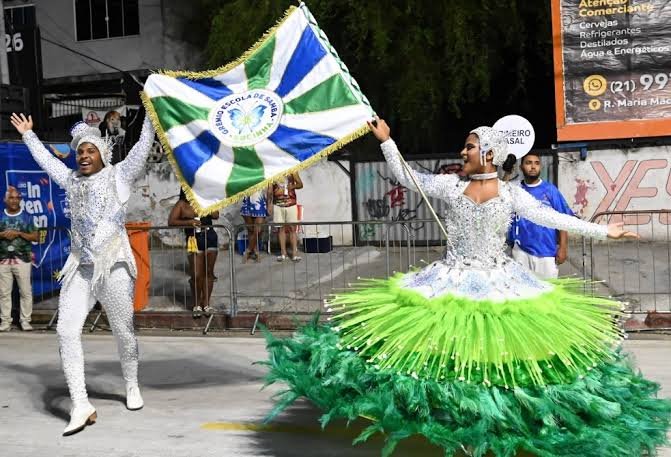 Integrantes da Acadêmicos da Rocinha desfilando na Intendente Magalhães