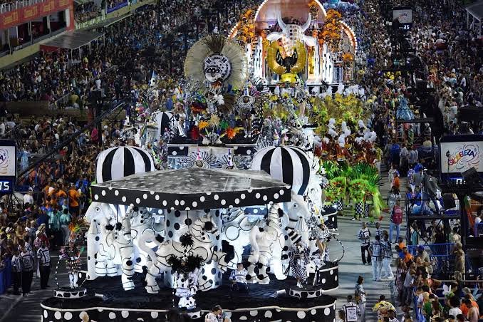 Desfile da Acadêmicos da Rocinha na avenida